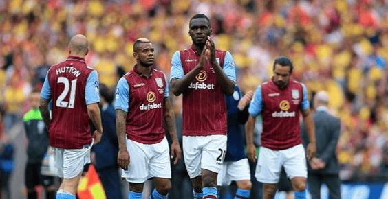 青训小将破门后被队友高高举起（青训新星破门后被队友举起庆祝）