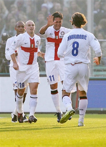 球员：我就轻轻一抬腿（球员解释：我不过是抬了下腿而已）