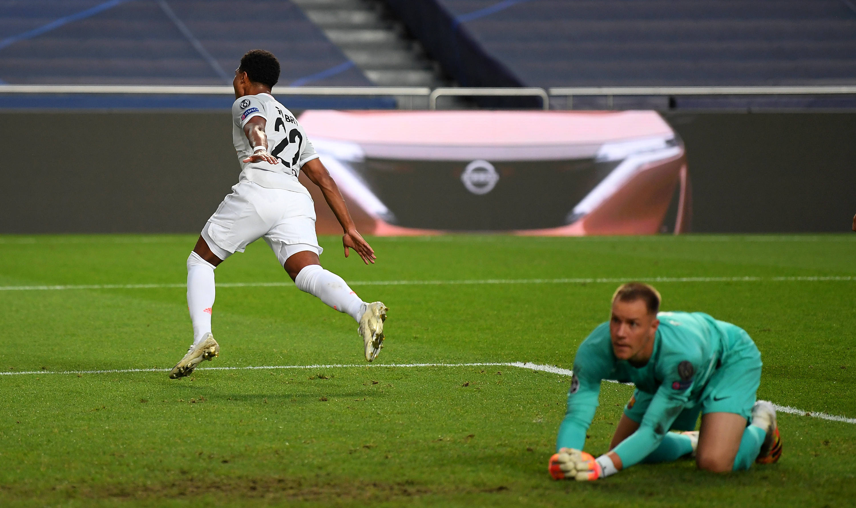 李玮锋：联赛中轴都是外援造成国足没人，这两年踢球孩子多了（李玮锋：外援占据联赛中轴致国足无人可用，近两年踢球的孩子增多）