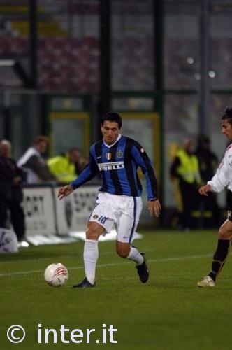 调皮二娃上线，穆勒庆祝夺冠时和25号队友高尔德顶牛假装受伤（穆勒夺冠庆祝与25号高尔德顶牛嬉闹，二娃调皮上演装伤）