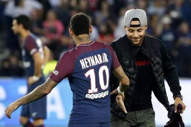 邓加：巴西球员和欧洲球员是不一样的，他们总想上场踢球（邓加：巴西球员与欧洲球员各异，始终渴望上场）